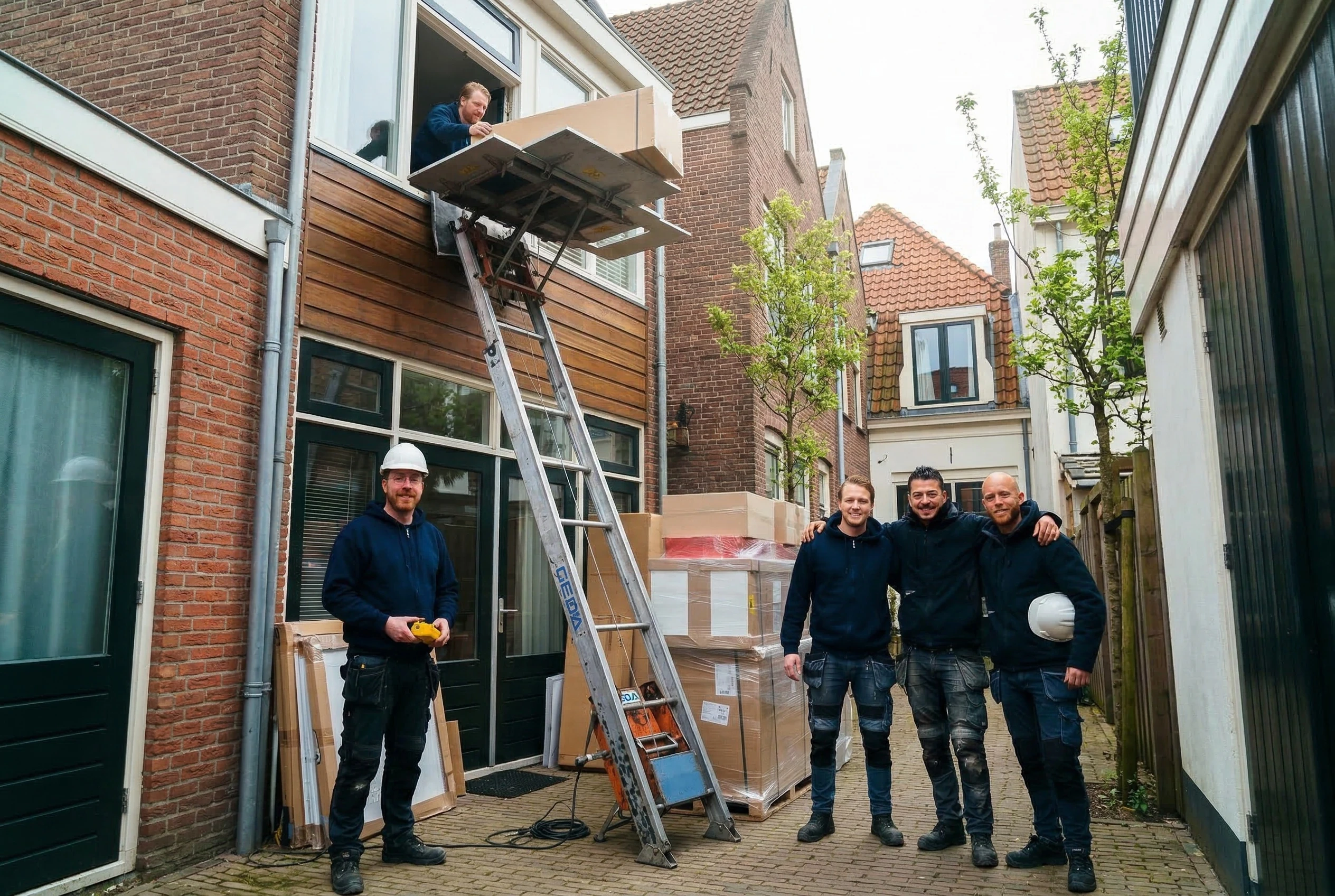 Team met gedalift bij verhuizing in Maassluis