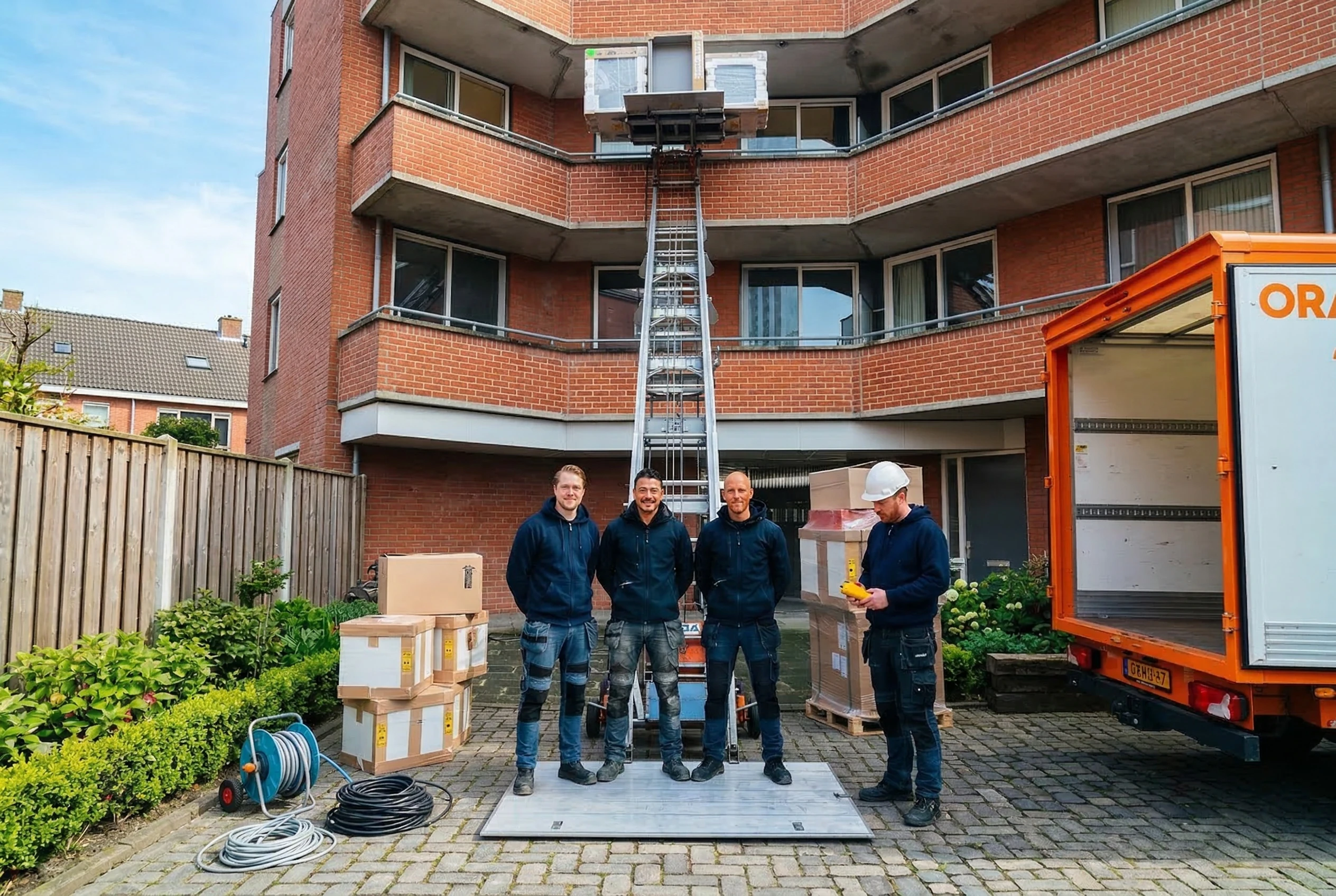 Verhuisteam aan het werk met gedalift bij appartement in Maassluis