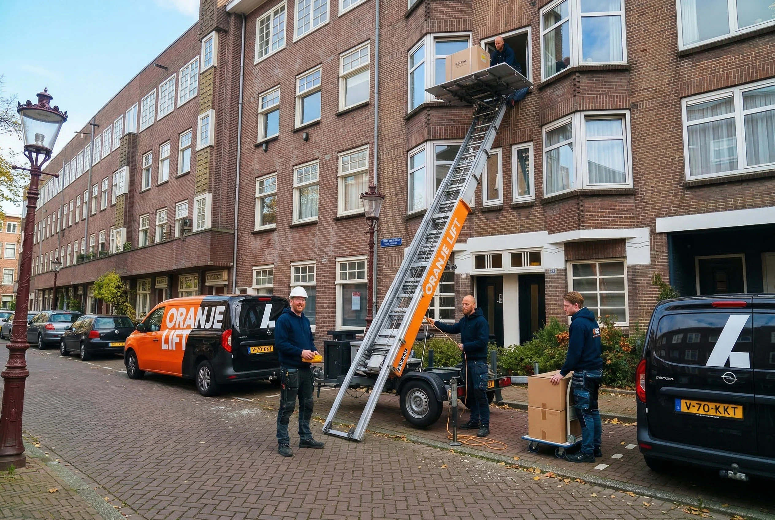 Aanhangerlift in smalle straat Maassluis
