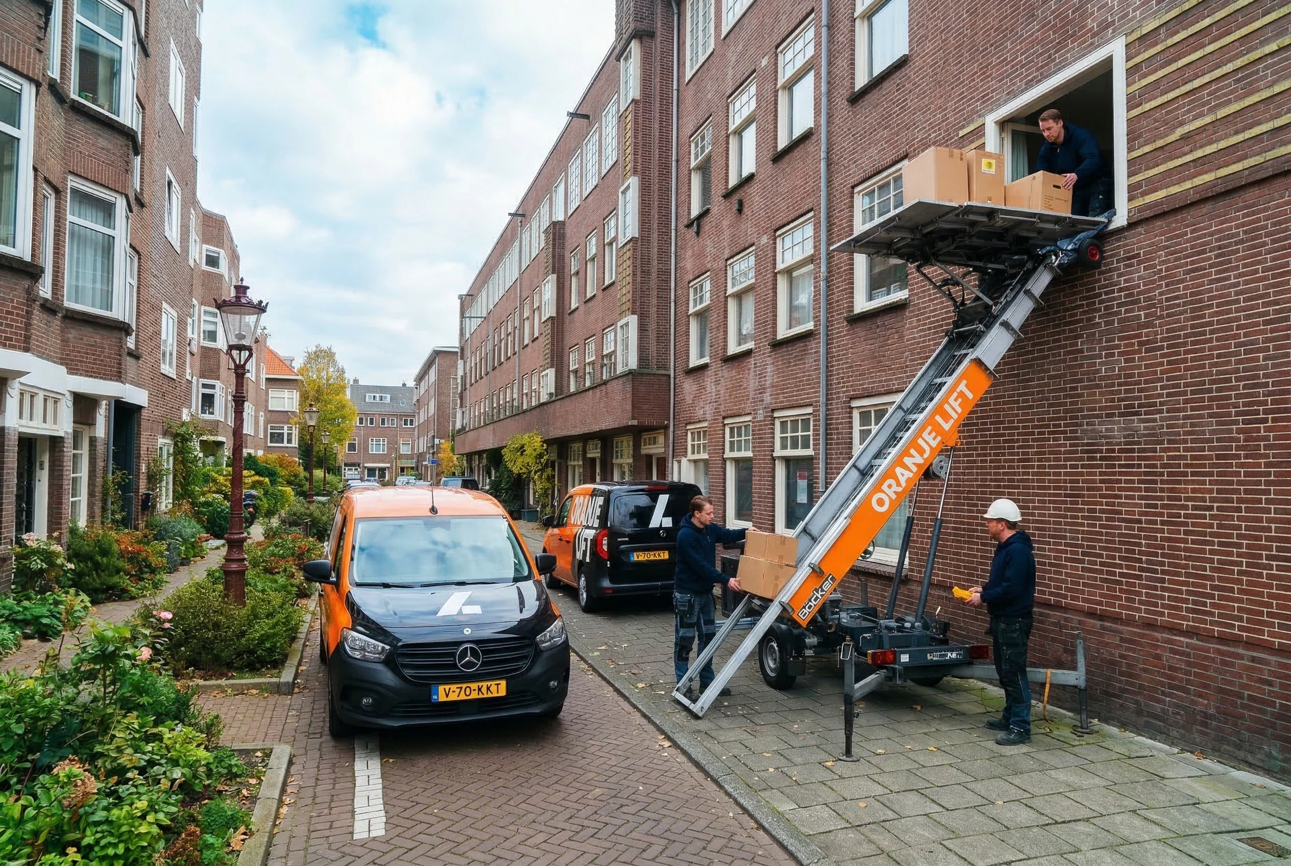Aanhangerlift geplaatst in een smalle straat in Maassluis