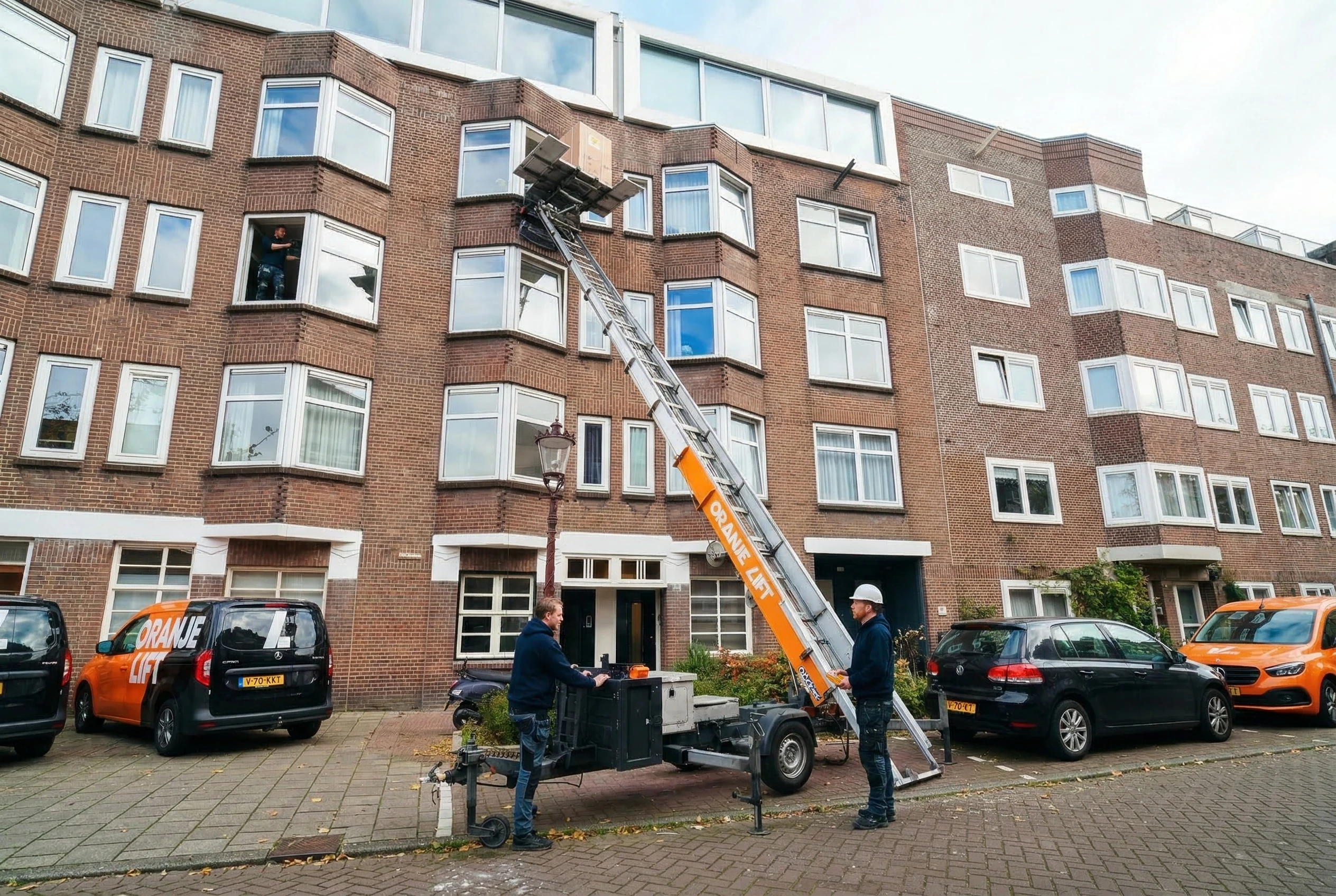 Verhuislift in actie in Maassluis